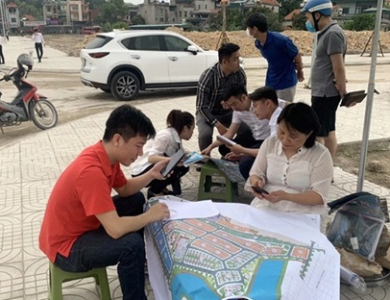 Lãi suất chạm đáy, nhà đầu tư bất động sản xuống tiền chờ đợi cơn “sốt đất” tiếp theo?