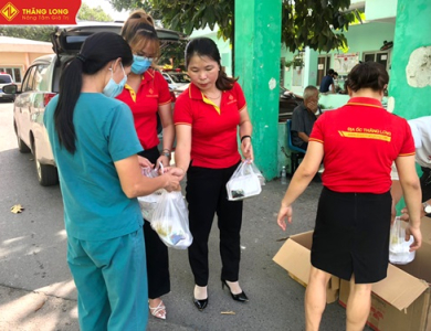 Thăng Long chia sẻ những phần cơm nghĩa tình ngày cuối năm