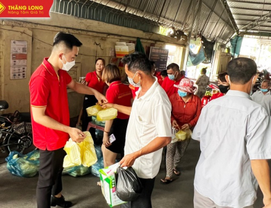 Tặng 300 suất cơm và sữa, nước uống cho các bệnh nhân, thân nhân tại các bệnh viện