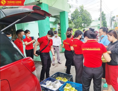 Ấm lòng ngày mưa với những suất cơm từ thiện của Địa ốc Thăng Long