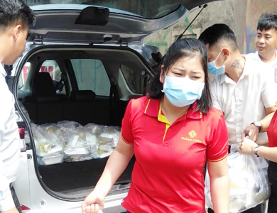 Địa ốc Thăng Long chia sẻ cơm từ thiện tại các bệnh viện