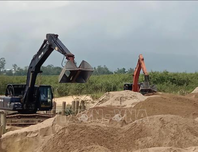 Tập trung tháo gỡ vướng mắc để triển khai các dự án đường bộ cao tốc và bất động sản