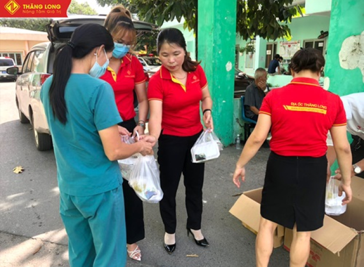 Thăng Long chia sẻ những phần cơm nghĩa tình ngày cuối năm