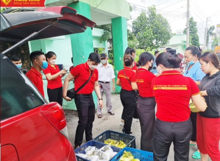 Ấm lòng ngày mưa với những suất cơm từ thiện của Địa ốc Thăng Long
