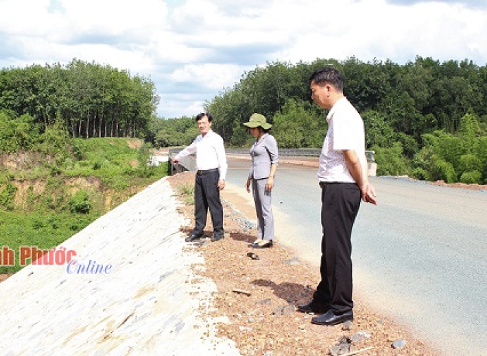Phú Riềng: Lãnh đạo huyện kiểm tra một số tuyến giao thông